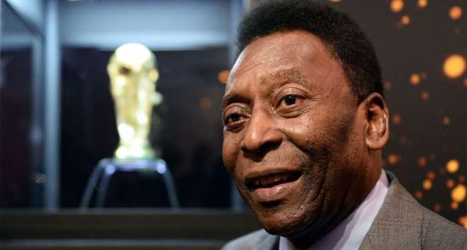 Pele phải nhập viện khẩn cấp