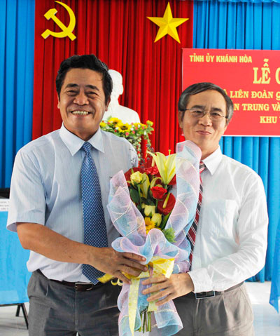 Đồng chí Lê Thanh Quang tặng hoa chúc mừng các đảng bộ.