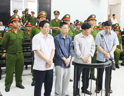 Các bị cáo nghe tuyên án.