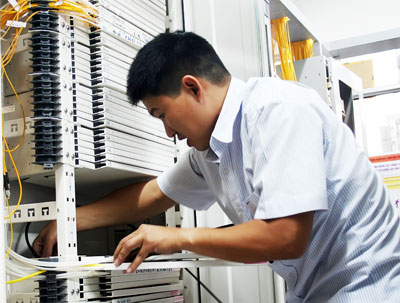 Nhân viên kỹ thuật Viễn thông Khánh Hòa đấu nối đường truyền cáp quang đến khách hàng.