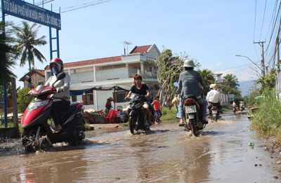 Đoạn đường này  bị ngập nước triền miên.   