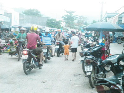 Họp chợ trên lòng lề đường