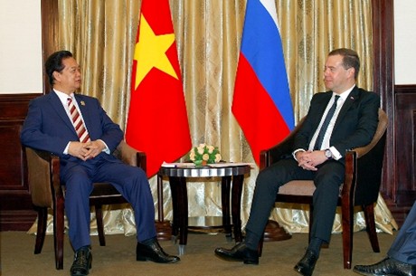 Thủ tướng Liên bang Nga Medvedev chia sẻ quan điểm của Việt Nam và ASEAN về việc giải quyết các tranh chấp bằng các biện pháp hòa bình. Ảnh VGP/Nhật Bắc