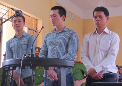 Ba bị cáo nghe luận tội.