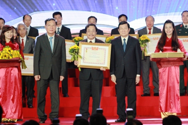 Chủ tịch nước Trương Tấn Sang và Bộ trưởng Bộ GD&ĐT Phạm Vũ Luận trao tặng danh hiệu và chúc mừng các Nhà giáo nhân dân.