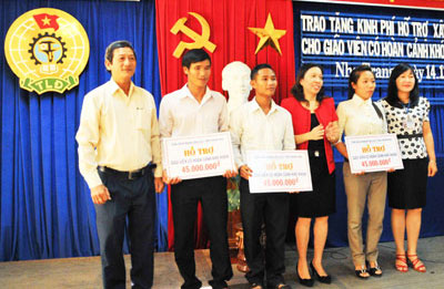 Hỗ trợ kinh phí xây nhà cho giáo viên khó khăn