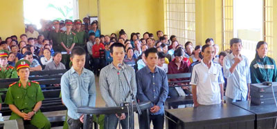 Các bị cáo nghe Tòa tuyên án. 