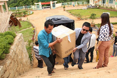 Sau hơn 2 tiếng di chuyển từ Nha Trang, những thùng quà đã được đưa đến Trường mầm non Sơn Ca.