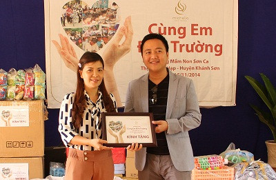 Ông Phan Minh Trí – Phó Tổng Giám đốc Công ty cổ phần du lịch Thắng Lợi trao các phần quà thiết thực cho đại diện nhà trường.