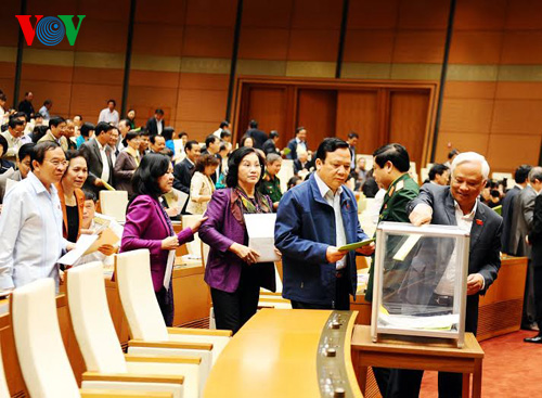 Các vị đại biểu Quốc hội bỏ phiếu tín nhiệm