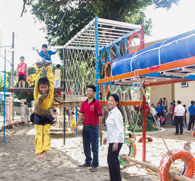 Ngày 16-11, Đoàn trường Đại học Nha Trang tổ chức khánh thành sân chơi miễn phí dành cho thiếu nhi tại khuôn viên Nhà văn hóa thôn Phú Bình, xã Vĩnh Thạnh (TP. Nha Trang).