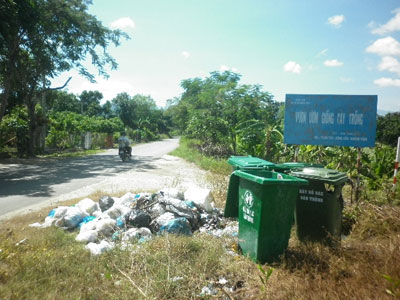 Sao không bỏ rác vào thùng?