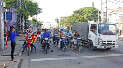 Sinh viên Trường Đại học Nha Trang tham gia trực tại các chốt đèn giao thông quan trọng ở TP. Nha Trang.