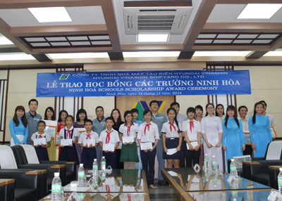 Trao 800 suất học bổng cho học sinh 9 trường