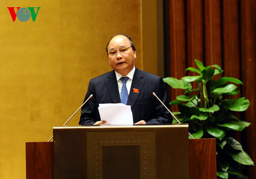 Phó Thủ tướng Chính phủ Nguyễn Xuân Phúc trình bày Báo cáo của Chính phủ về triển khai các Nghị quyết của Quốc hội về chất vấn và trả lời chất vấn (Ảnh: Quang Trung)