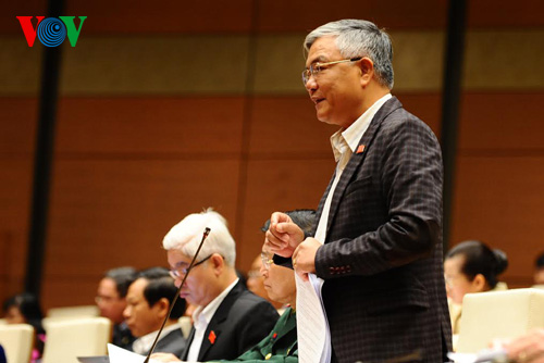 “Quản lý Nhà nước ở nhiều lĩnh vực còn đi sau thực tế?” Đại biểu Phạm Đức Châu, đoàn Quảng Trị (Ảnh: Quang Trung)