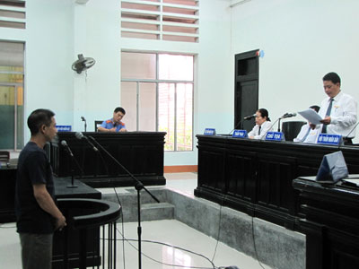 Chủ tọa đọc quyết định hoãn phiên tòa.