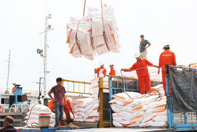 Công nhân Cảng Cam Ranh luôn thực hành tiết kiệm, nâng cao năng suất lao động.