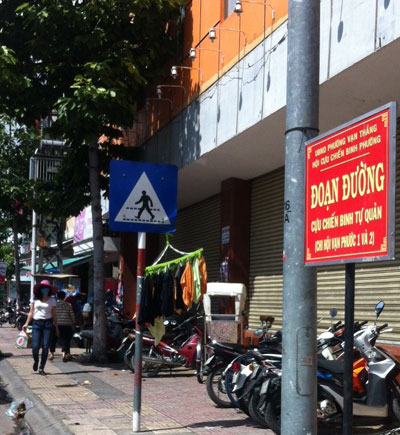 Biển giao thông thành nơi phơi khăn