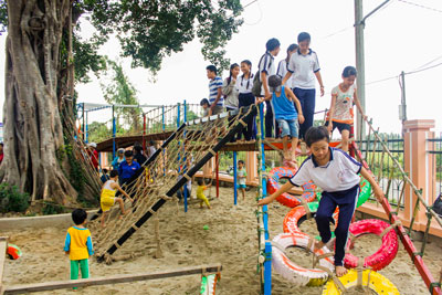 Đoàn trường Đại học Nha Trang vừa khánh thành, đưa vào sử dụng công trình thanh niên “Sân chơi miễn phí cho trẻ em” tại thôn Phú Bình, xã Vĩnh Thạnh (TP. Nha Trang). Công trình đã phát huy hiệu quả thiết thực, thu hút đông đảo thiếu nhi đến vui chơi.