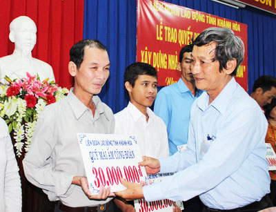 Trao tiền hỗ trợ xây nhà cho 12 gia đình công nhân nghèo