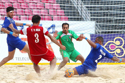 Đội tuyển bóng đá bãi biển Việt Nam trong trận đấu giành chiến thắng 6-2 trước Kuwait (Ảnh: Thể thao Khánh Hòa).