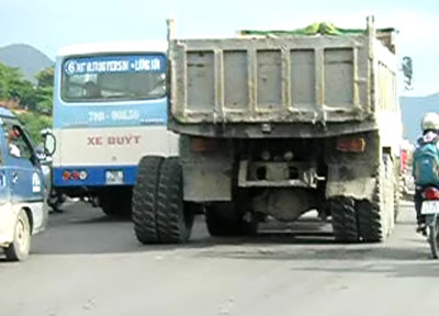 Xe tải suýt rơi bánh khi đang chạy