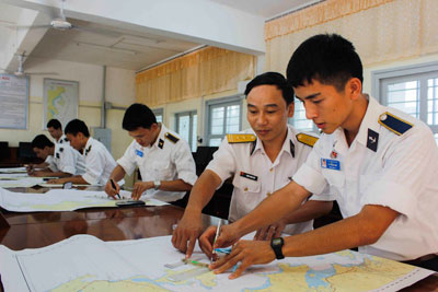 Trung tá Phạm Trung Hiếu hướng dẫn học viên theo dõi tàu,  lập kế hoạch đi biển trên bản đồ.