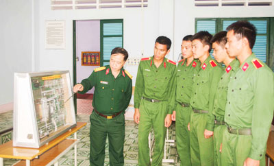 Thượng tá Phạm Ngọc Quế luôn tìm tòi, đam mê nghiên cứu khoa học.