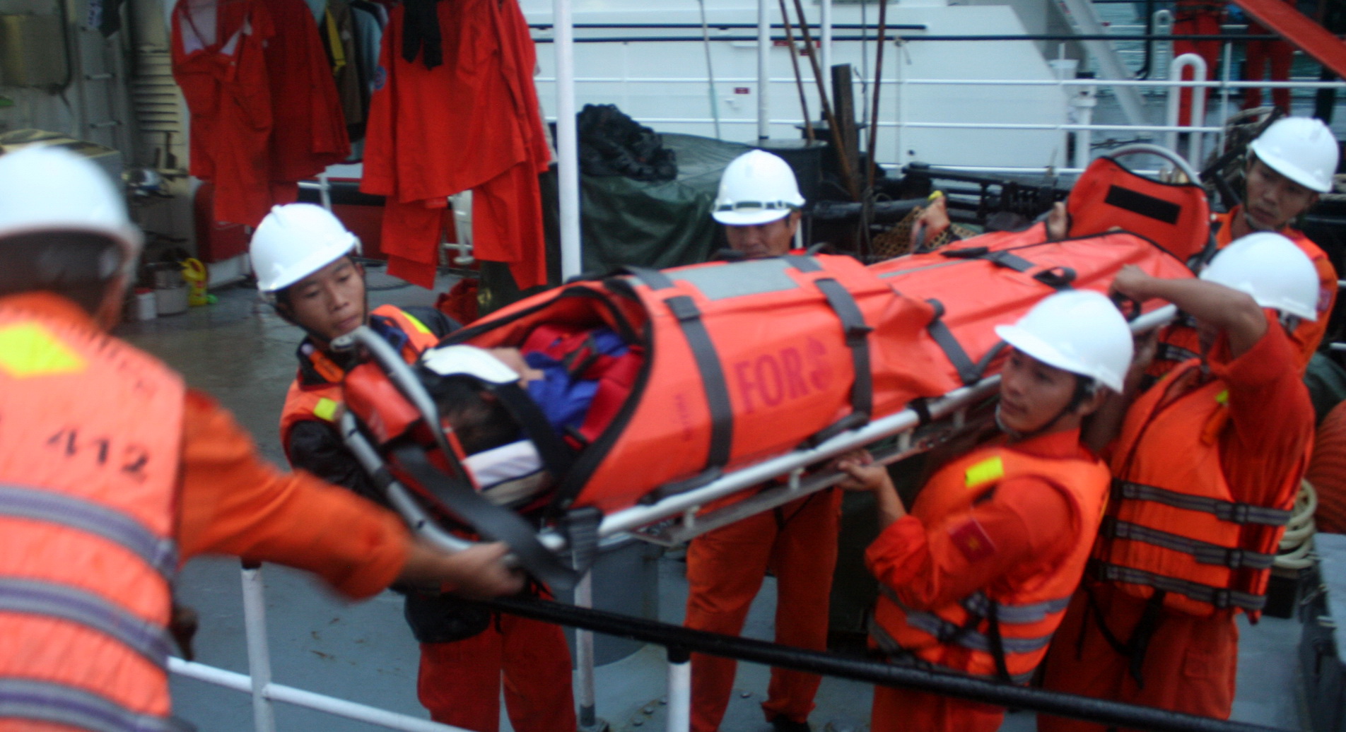 Cứu nạn một ngư dân bị đau ruột thừa trên biển