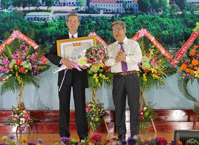 Thừa ủy nhiệm của Chủ tịch nước, ông Lê Xuân Thân - Phó Chủ tịch UBND tỉnh Khánh Hòa trao danh hiệu Nhà giáo Ưu tú cho giảng viên của nhà trường.