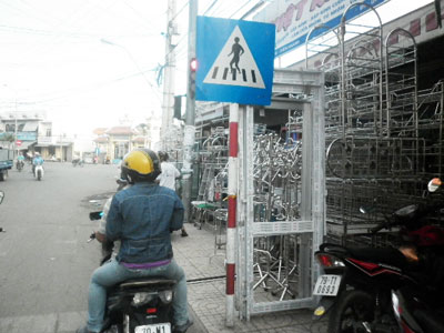 Hàng hóa lấn chiếm vỉa hè