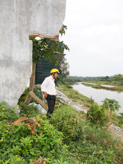 Căn nhà bỏ hoang sau khi bị phá hỏng vì sạt lở tại thôn Phước Lương, xã Diên Thọ.