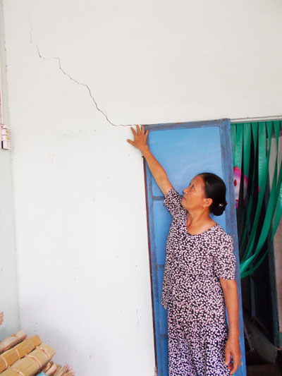 Bà Đỗ Thị Minh Tỏ lo lắng với căn nhà bị nứt tường, mái.