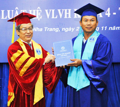 Trao bằng tốt nghiệp đại học Luật hệ vừa học vừa làm
