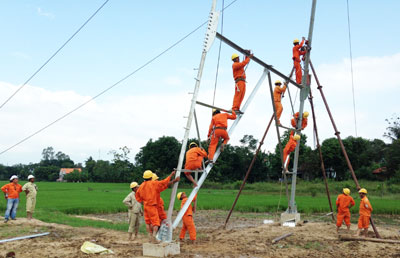 Hàng năm, Công ty Cổ phần Điện lực Khánh Hòa đều có các dự án cải tạo, xây dựng mới lưới điện tại các vùng nông thôn.