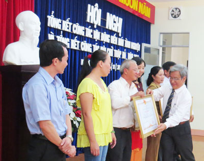 Đồng chí Lê Xuân Thân trao bằng khen của Thủ tướng cho các cá nhân, hộ gia đình.