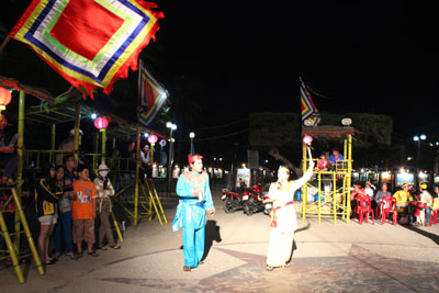 Trò chơi bài chòi tổ chức tại Quảng trường 2-4 dịp Tết Nguyên đán 2014  được nhiều người hưởng ứng. Ảnh: H.D