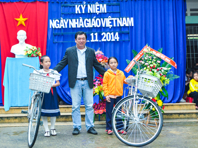 Trao 50 suất học bổng CMC cho học sinh nghèo vượt khó