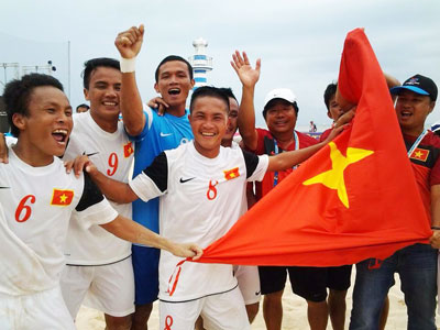 Niềm vui của các cầu thủ bóng đá bãi biển Việt Nam khi tạo nên kỳ tích.