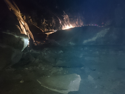 Tuyến đường Nha Trang - Đà Lạt: Bị ách tắc giao thông do tảng đá lớn chắn ngang