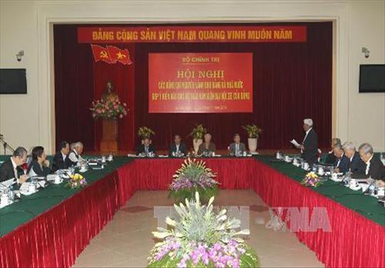 Để xây dựng và hoàn thiện các dự thảo Văn kiện trình Đại hội XII của Đảng, trong hai ngày 20-21/11, tại Hà Nội, Bộ Chính trị đã tổ chức Hội nghị các đồng chí nguyên lãnh đạo Đảng và Nhà nước góp ý kiến vào các dự thảo Văn kiện Đại hội XII của Đảng.