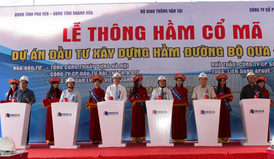 Các đại biểu thực hiện nghi thức thông hầm Cổ Mã.