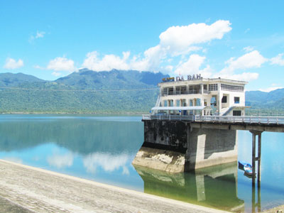 Các đơn vị quản lý hồ chứa đã hoàn chỉnh phương án bảo vệ an toàn công trình trong mùa mưa bão. Trong ảnh: Hồ chứa nước Đá Bàn- Ninh Hòa