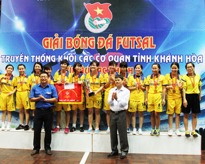 Ban tổ chức trao giải cho các đội bóng đạt thành tích.