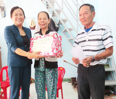 Trao "Mái ấm tình thương" cho phụ nữ nghèo