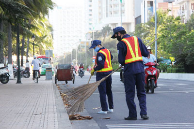 Công nhân quét rác trên đường Trần Phú.