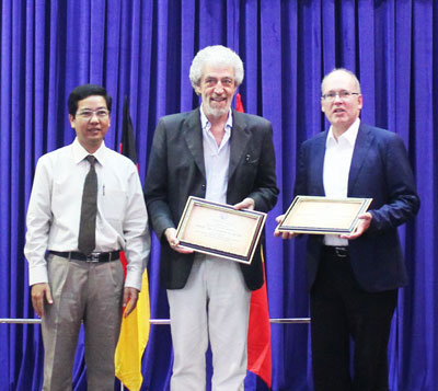 Tiến sĩ - bác sĩ Huỳnh Văn Thưởng, Phó Giám đốc Bệnh viện Đa khoa tỉnh tặng quà lưu niệm cho thành viên của Hội Tim mạch học Đức - Việt.