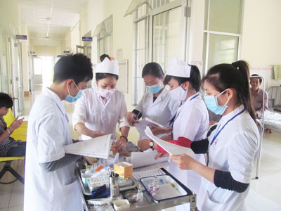 Cán bộ  y tế tại Bệnh viện huyện Khánh Vĩnh. 