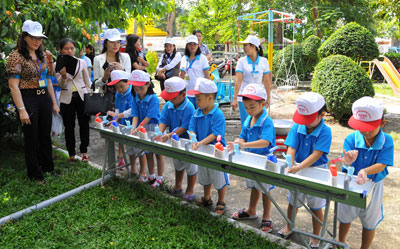 Các thí sinh tham gia phần thi thực hành rửa tay bằng xà phòng.